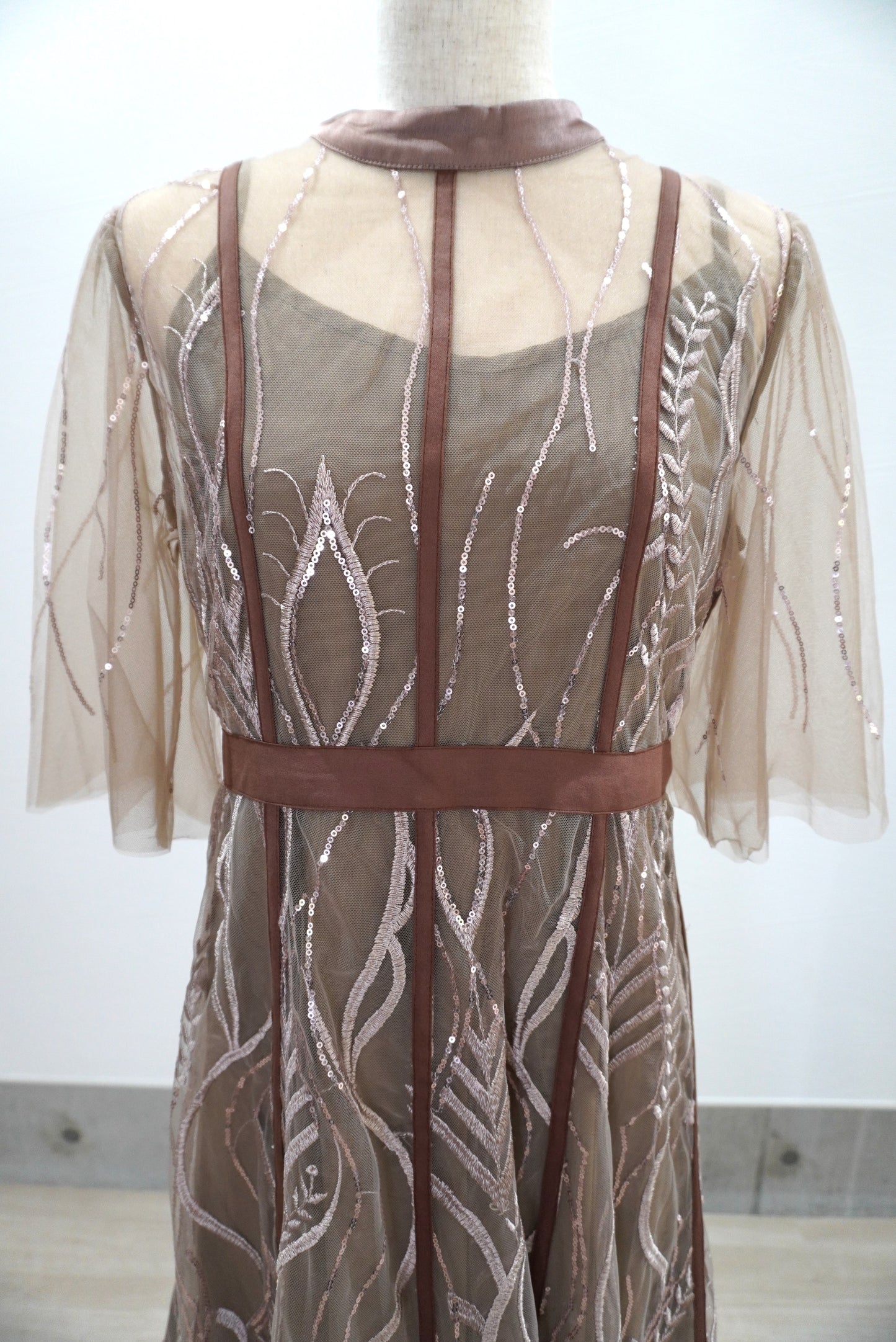 leja/スパンコール刺繍レースプチハイネックフリルロングドレス