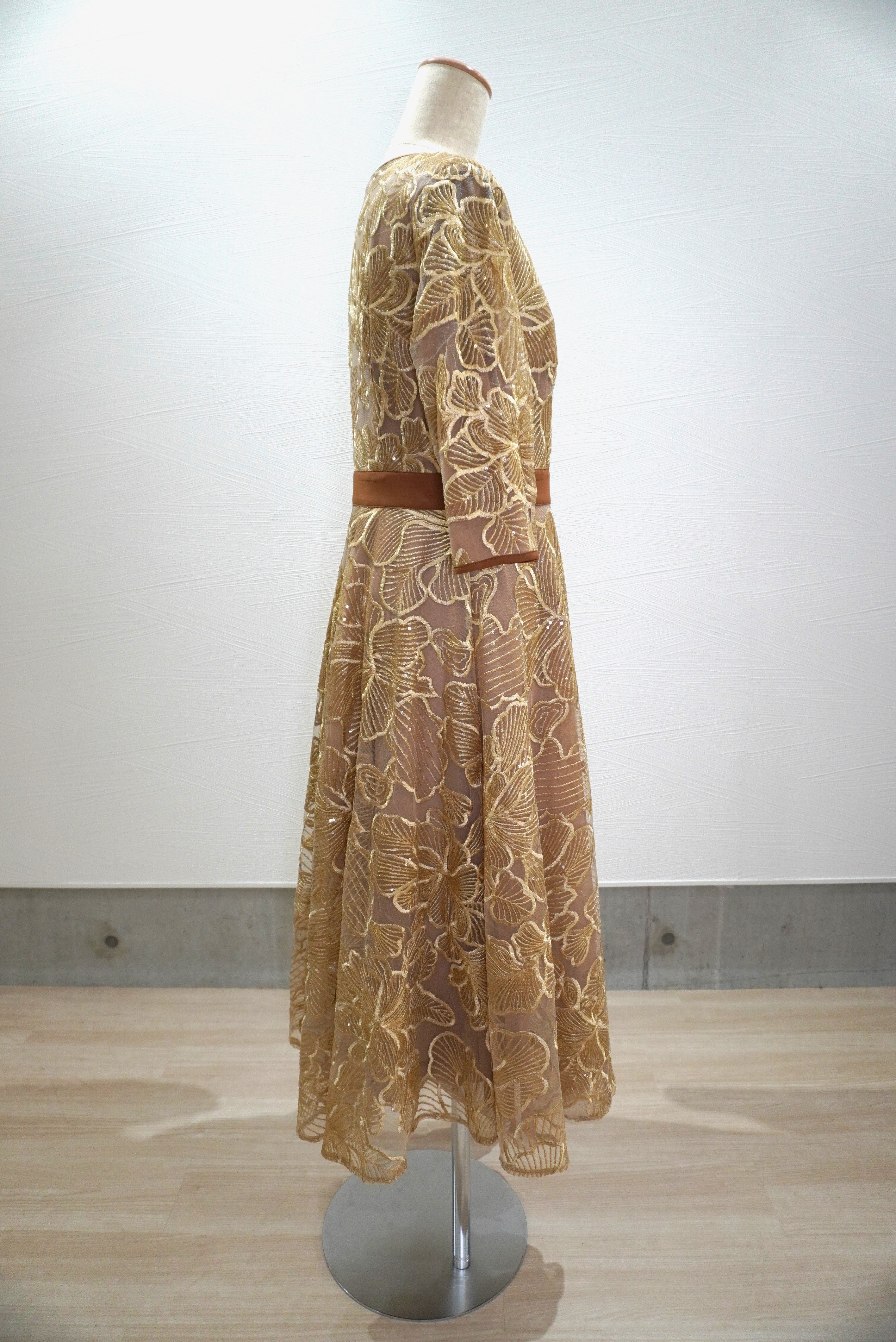 ドレス 【LEJA】花柄刺繍パイピングキラキラフレアロングドレスワンピース38肩幅
